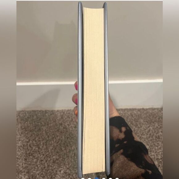 Red Queen by Victoria Aveyard - Picture 3 of 4